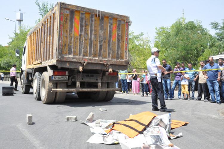 Kamyonun altında feci şekilde can verdi!