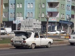 Onlarca briketi binek otomobilin üzerinde taşıdı