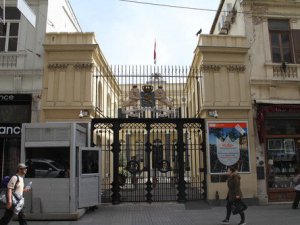 Konsolosluk binalarında bayraklar yarıya indirildi