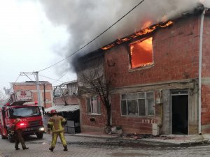 2 katlı bina alev alev yandı