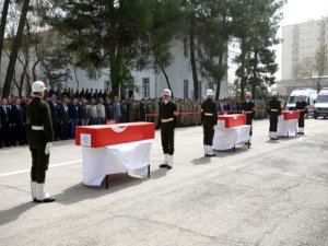 Şehit askerler için tören