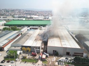 Fabrika yangını 3 saatte söndürüldü