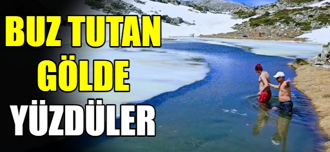 Uludağ'da buz tutan gölde yüzdü