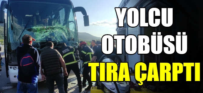 Yolcu otobüsü tıra çarptı