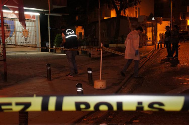 AK Parti önünde ses bombası
