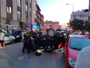 Park halindeki otomobile çarpıp takla attı