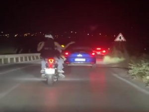 Motosiklet üzerinde dans etti