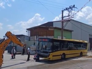 Halk otobüsü çukura takıldı