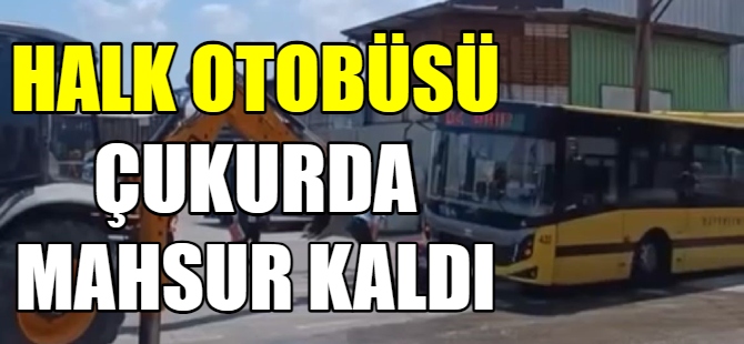 Halk otobüsü çukura takıldı