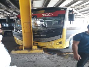 Halk otobüsü şoförlere çarptı
