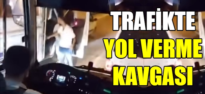 Boş olan trafikte yol için kavga ettiler