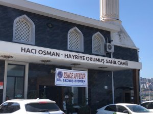 Camiye asılan afiş görenleri şaşırttı