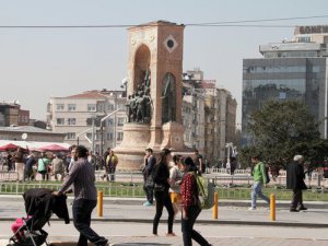 Taksim’de silah sesleri