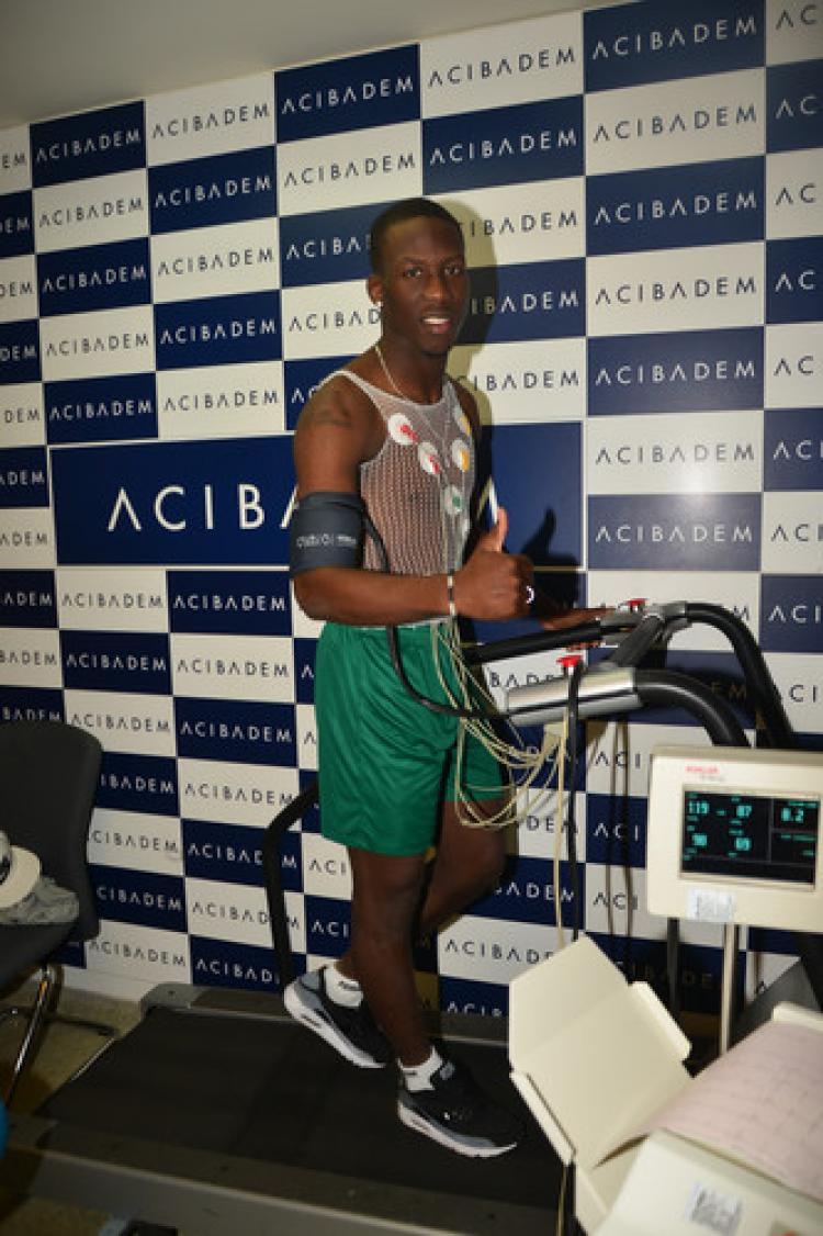 Bursaspor’un yeni  transferi Luis Advincula sağlık kontrolünden geçti