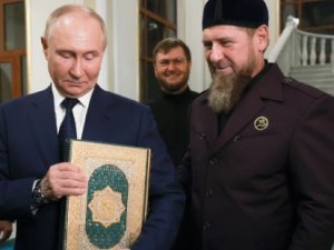 Putin, camide Kuran-ı Kerim'i öptü