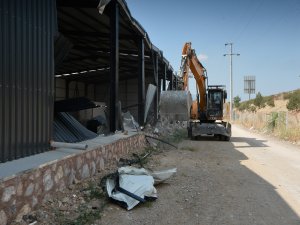 Bursa'da kaçak depo yıkıldı