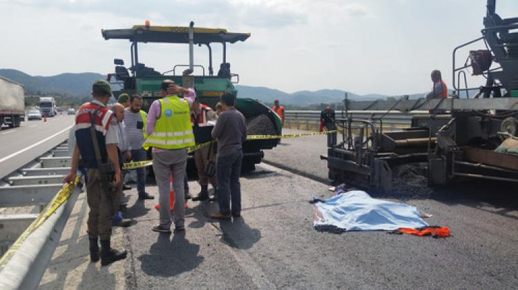 Asfalt kamyonunun altında kalan işçi feci şekilde can verdi