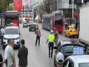 Cadde üzerinde kendini bıçakladı