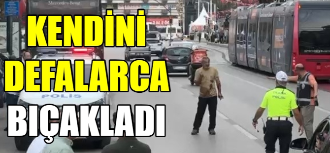 Cadde üzerinde kendini bıçakladı