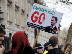 İngiltere Başbakanı Cameron protesto edildi