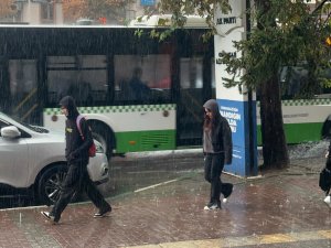 Bursa güne sağanakla başladı