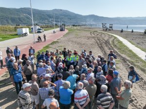 Büyükşehir personeli Kumsaz plajını temizledi