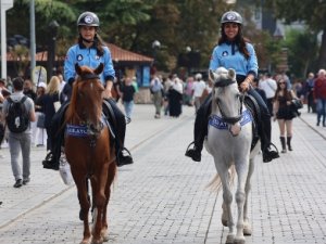 Atlı kadın zabıtalar görevde