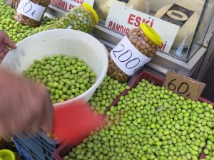 Yeni mahsul zeytin tezgaha çıktı