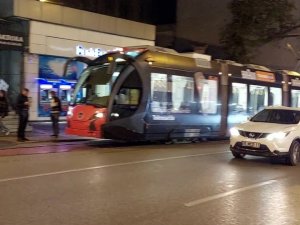 Tramvay yoluna park etti seferleri durdurdu