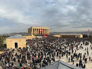 Milyonlar Anıtkabir'e akın etti