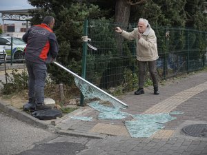 Vatandaşlar uçmamak için direk ve ağaçlara tutundu