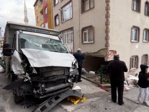 Yokuş aşağı kaçan kamyon evin salonuna girdi