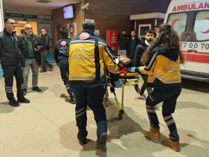 Direğe çarpan motosiklet ikiye bölündü