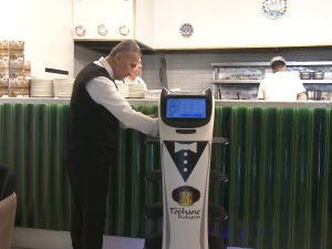 Kebap salonunda robot garson devri