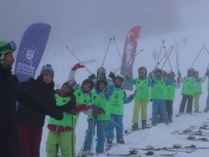 Uludağ’da öğrencilerin kayak heyecanı