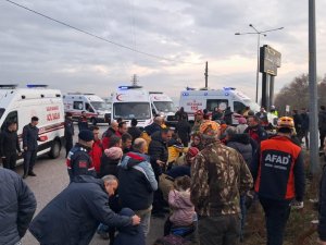 Balıkesir'de üzen kaza! Okul servisi tır ile çarpıştı...8 öğrencinin durumu ağır