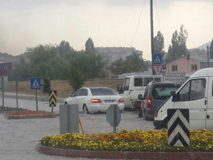 Nigde'de yağmur hayatı olumsuz etkiledi