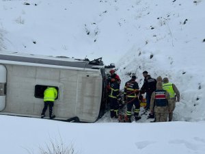 SON DAKİKA! Erzincan'da yolcu otobüsü devrildi