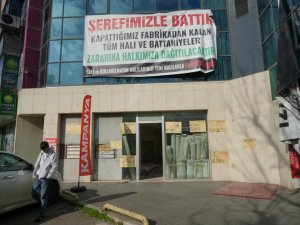 'Şerefimizle battık' pankartıyla maliyetine satış