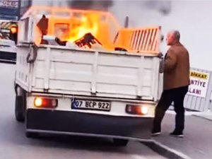 Attığı sigara kamyonetin kasasındaki malzemeleri tutuşturdu