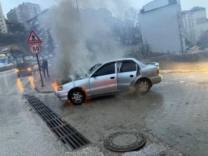 Seyir halindeki otomobil alev alev yandı