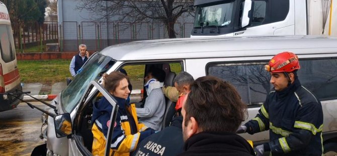 Bursa'da tıra çarpan minibüsteki 3 kişi yaralandı