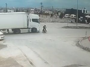 Tırın çarptığı motosiklet böyle savruldu! 2 yaralı