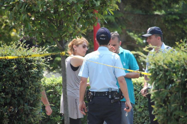 Yan yana bırakılan cep telefonu ve çanta polisi harekete geçirdi