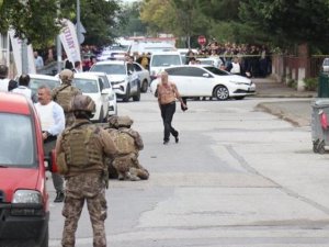 Eski polis sevgilisini boğazından bıçakladı! İlk vukuatı değilmiş!