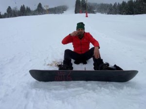 Uludağ'da snowboard yaparken Türk Kahvesi yudumladı