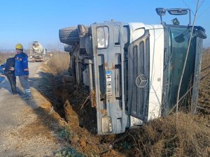 Bursa'da beton mikseri devrildi! Sürücüsü yaralı