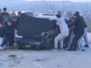 Bursa'da kazada can pazarı! Böyle kurtarıldı