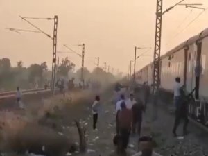 Hindistan’da raylara inen yolculara tren çarptı: 11 ölü, 5 yaralı