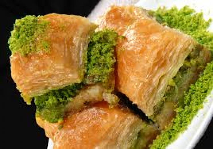 Güllüoğlu Antalya'da 3 milyon kişiye baklava sattı